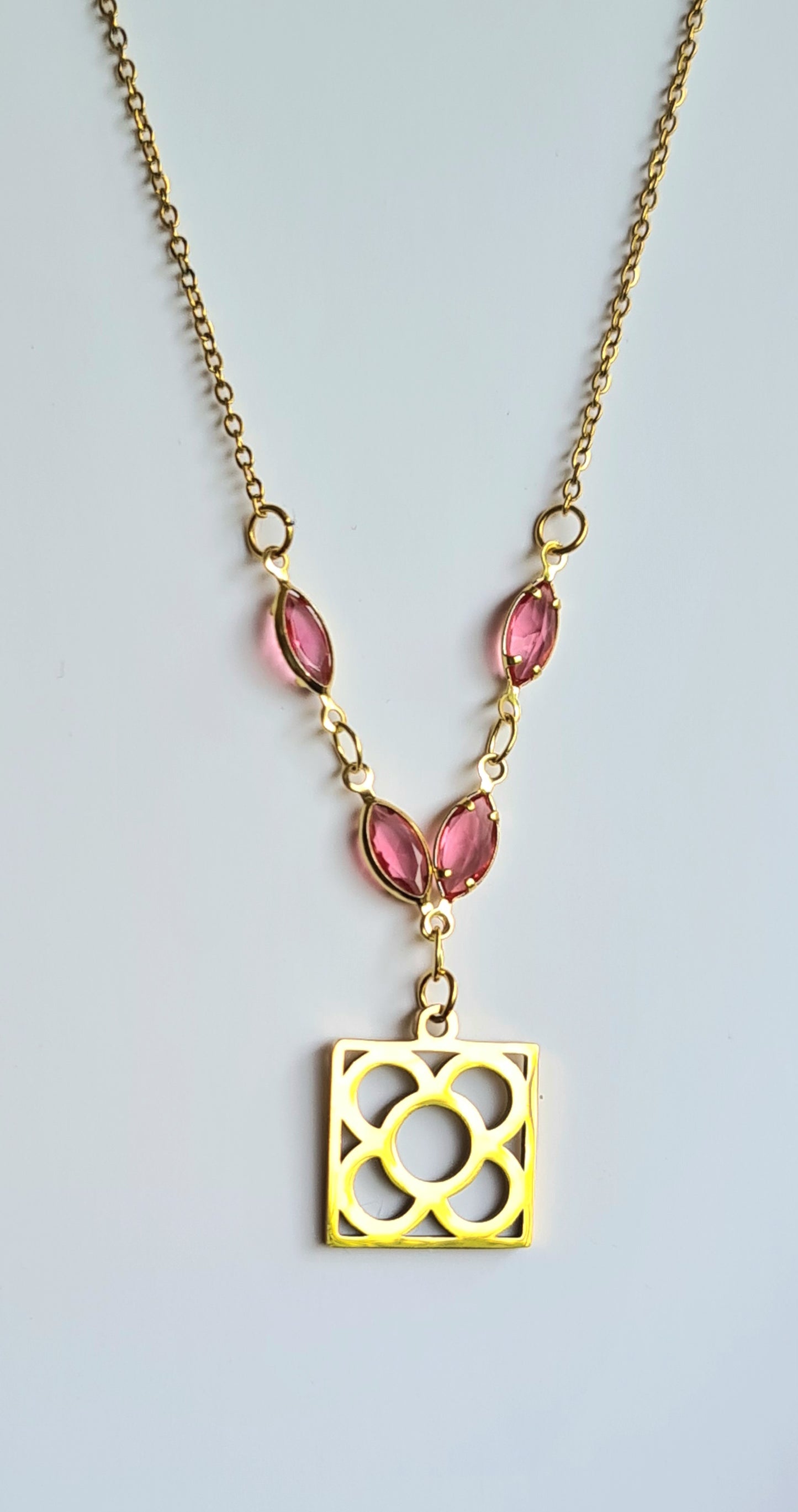 Colgante de acero inoxidable dorado con Flor de Barcelona y lágrimas para mujer.