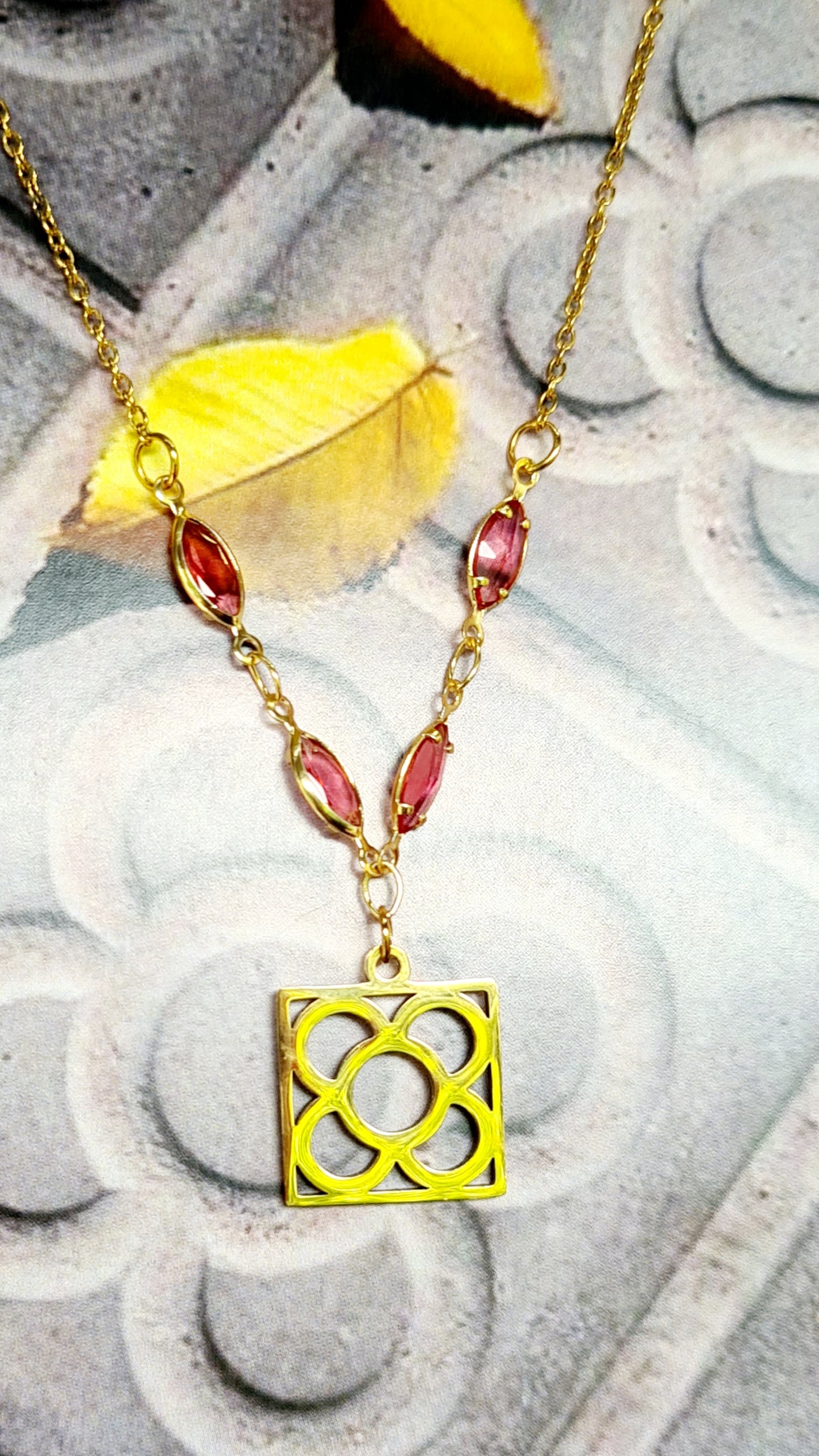 Colgante de acero inoxidable dorado con Flor de Barcelona y lágrimas para mujer.