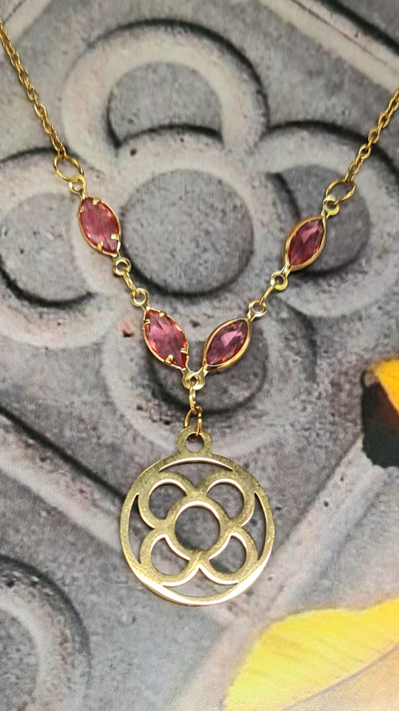 Colgante de acero inoxidable dorado con Flor de Barcelona y lágrimas para mujer.