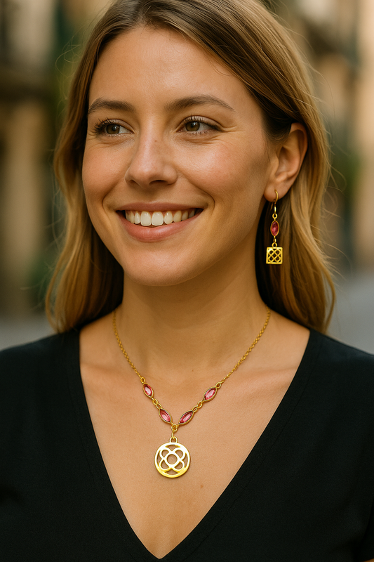 Colgante de acero inoxidable dorado con Flor de Barcelona y lágrimas para mujer.