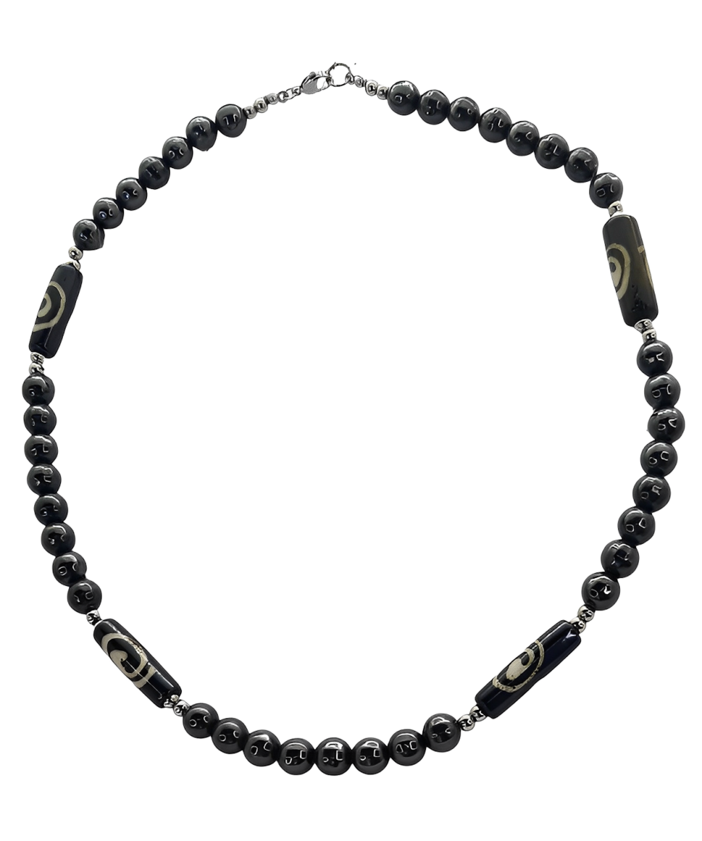Collar para hombres cuentas de Hematite, acero y Hueso de Yak. Posa sobre fondo blanco.