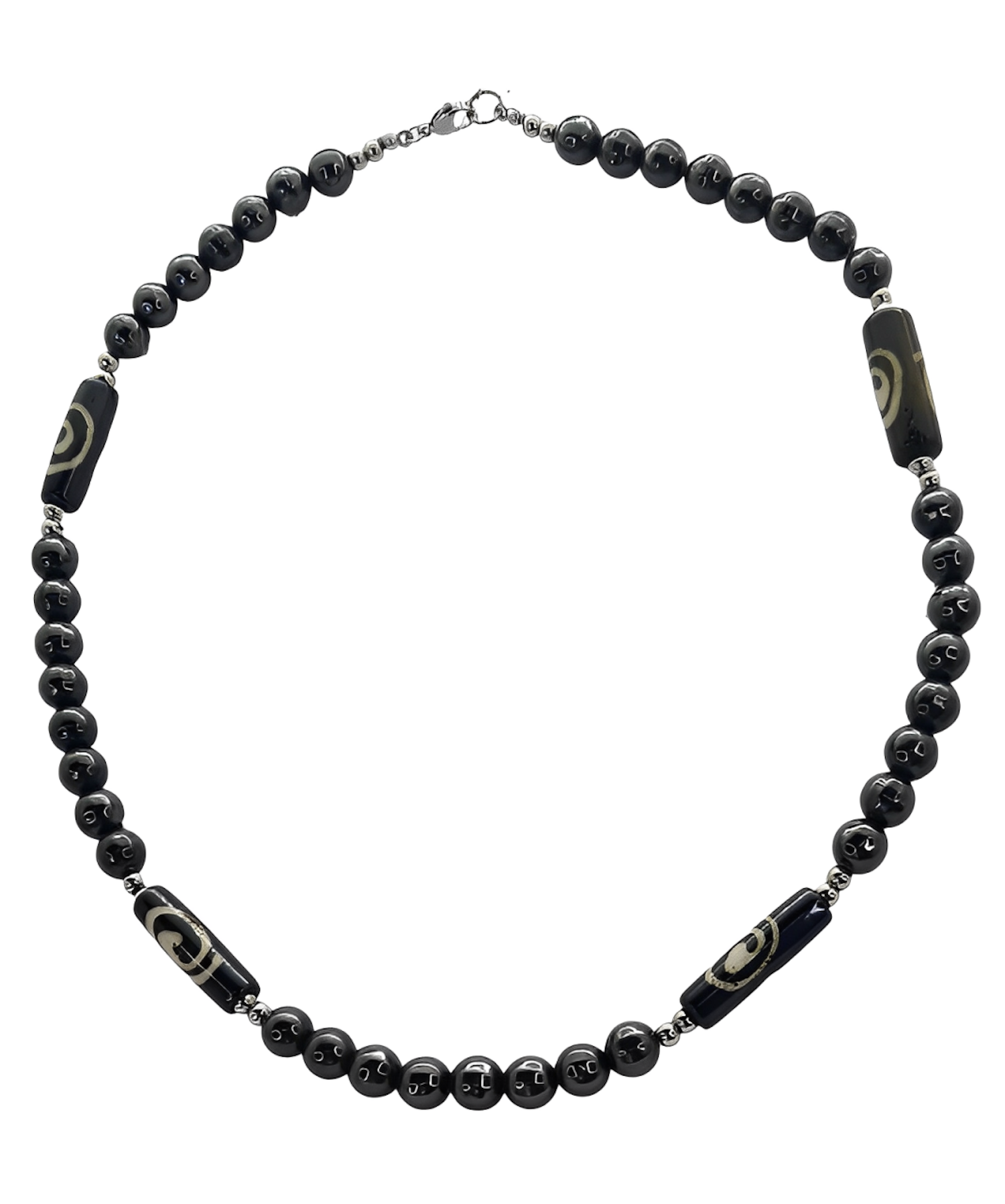 Collar para hombres cuentas de Hematite, acero y Hueso de Yak. Posa sobre fondo blanco.
