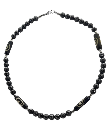 Collar para hombres cuentas de Hematite, acero y Hueso de Yak. Posa sobre fondo blanco.