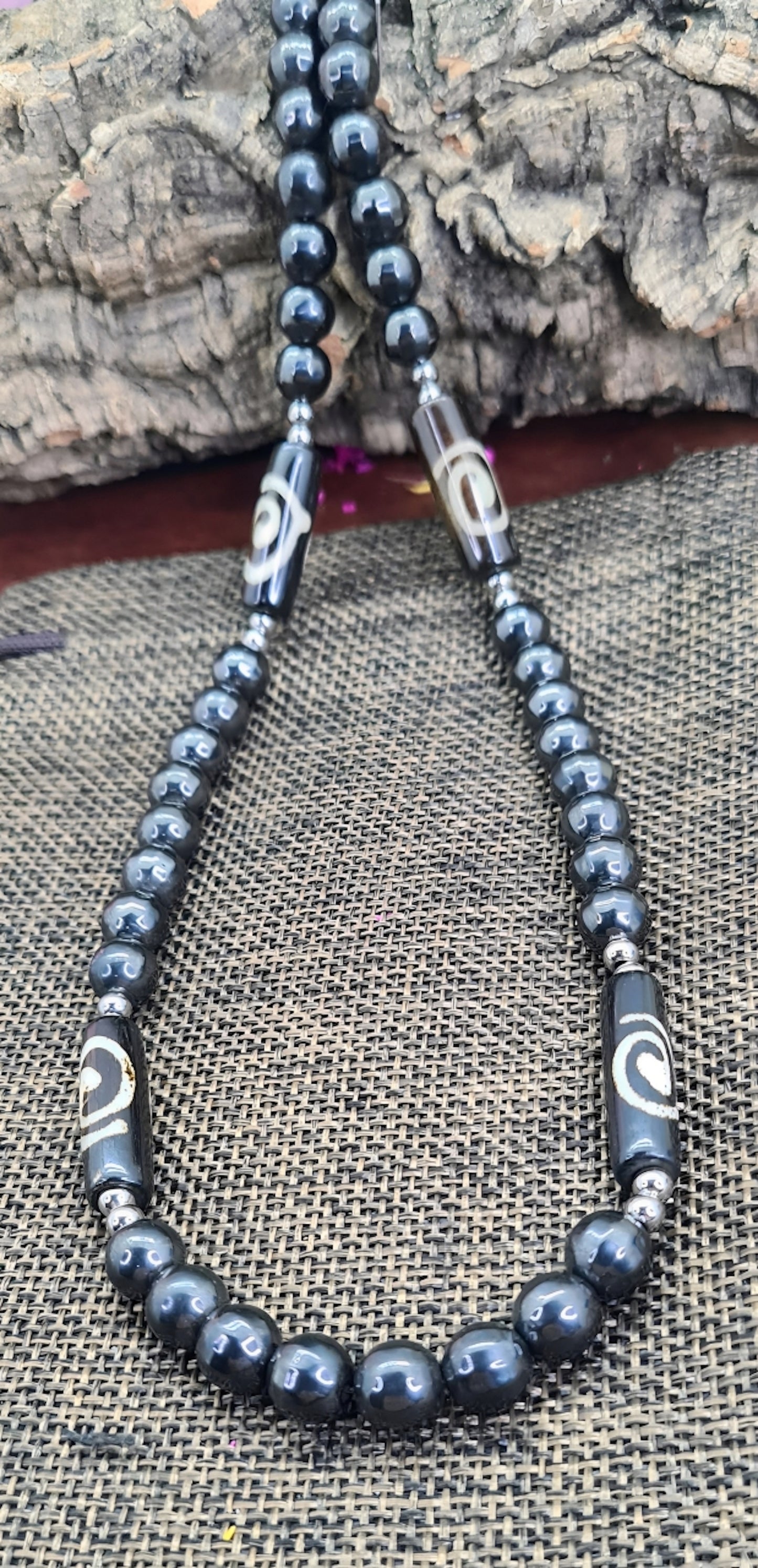 Collar para hombres cuentas de Hematite, acero y Hueso de Yak. Posa sobre saquito.