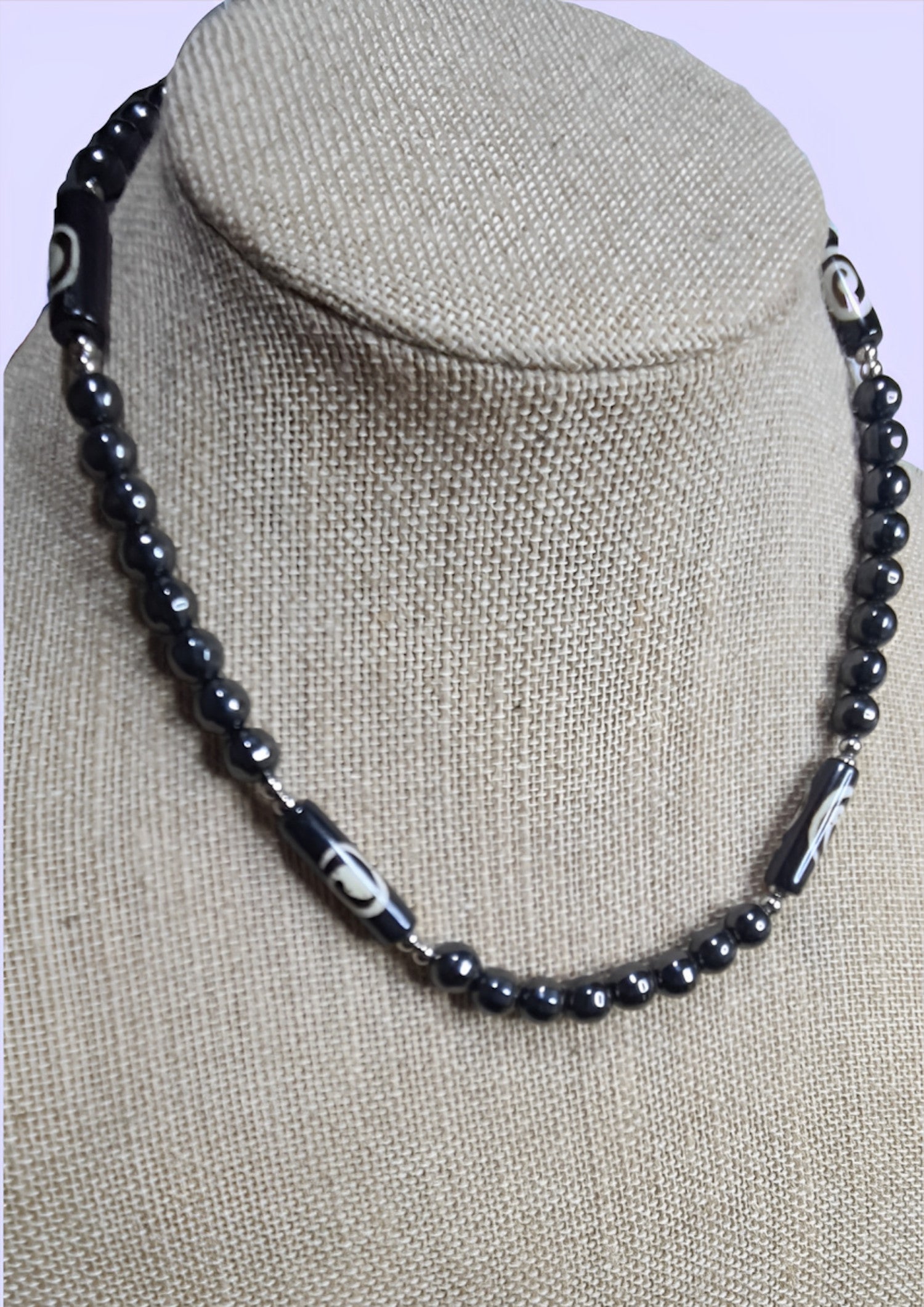 Collar para hombres cuentas de Hematite, acero y Hueso de Yak. Posa sobre cuello.