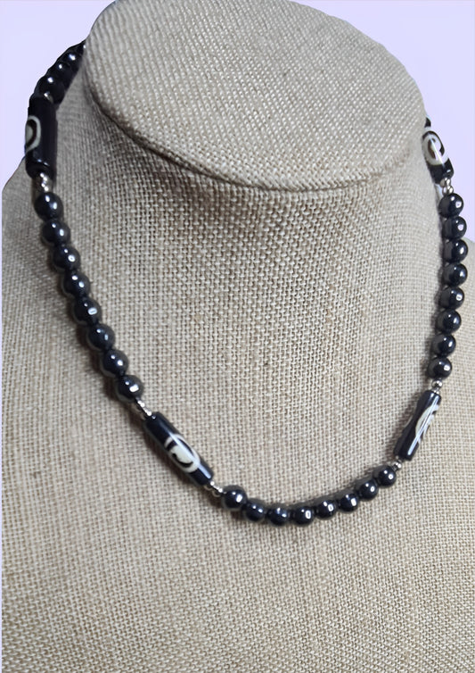 Collar para hombres cuentas de Hematite, acero y Hueso de Yak. Posa sobre cuello.