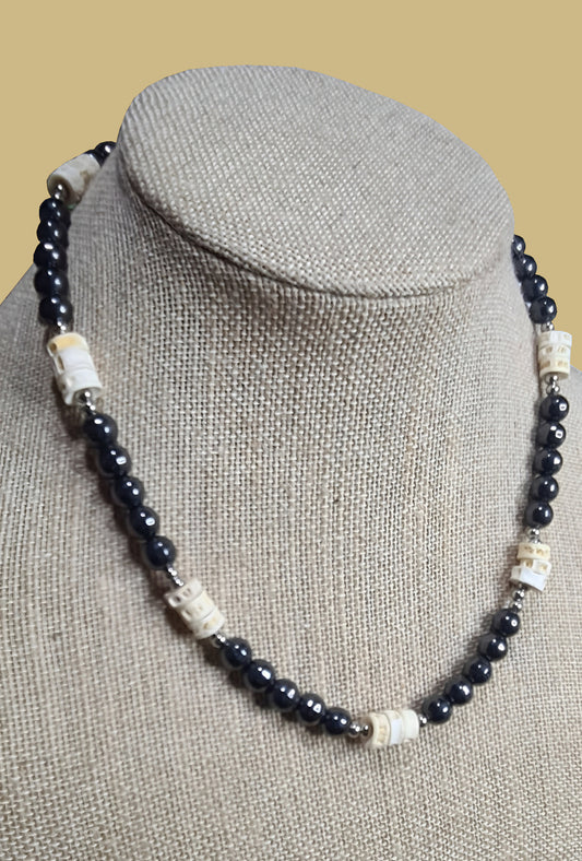 Collar para hombres cuentas de Hematite, acero y Hueso de Pescado. Posa sobre cuello.