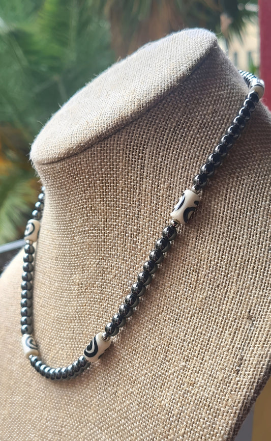 Collar para hombres cuentas de Hematite, acero y Hueso de Yak. Posa sobre cuello.