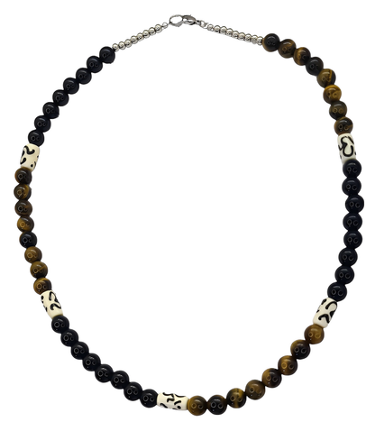 Collar para hombres con cuentas de Ojo de Tigre, Ónix y Hueso de Yak. Posa sobre fondo blanco.