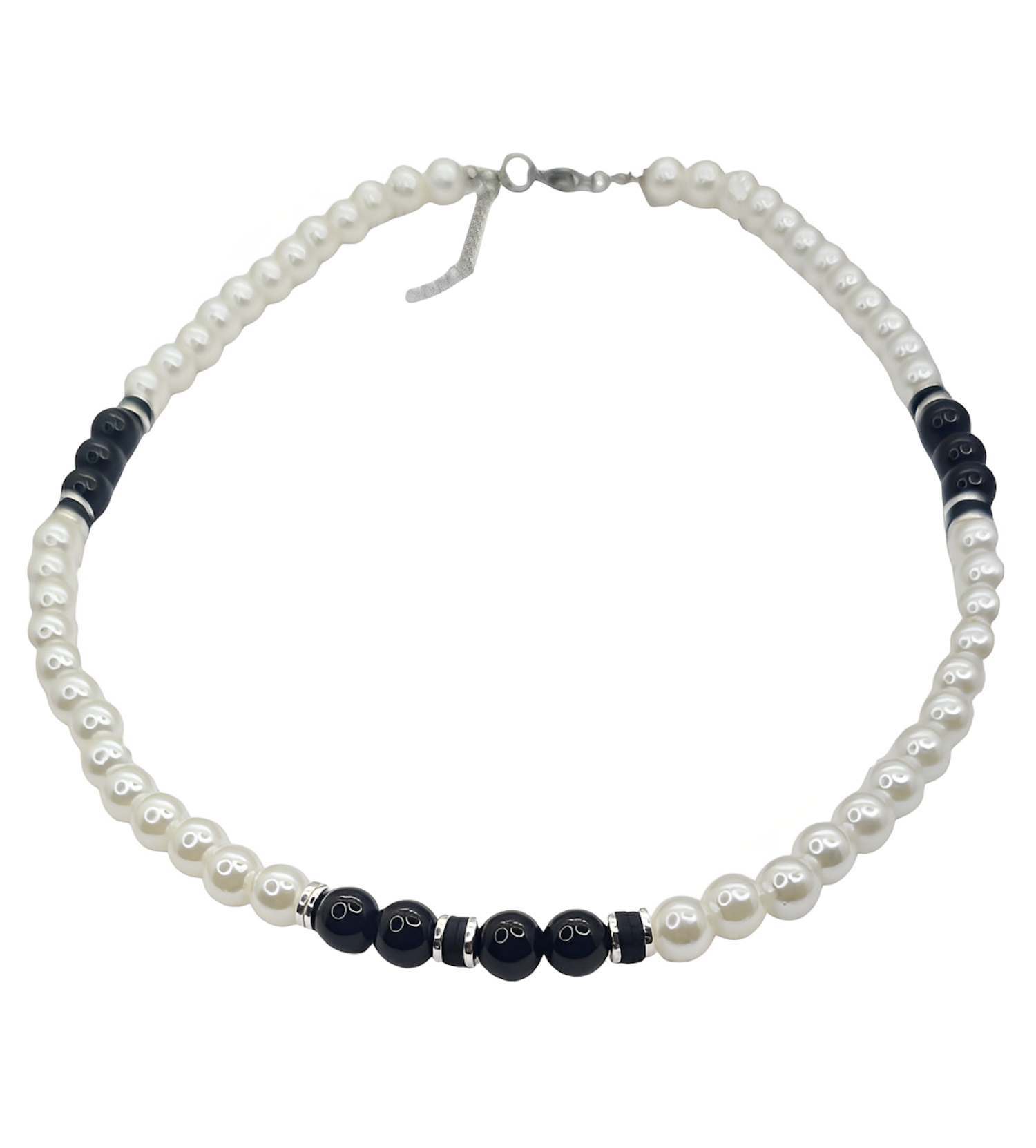 Collar unisex cuentas de Perlas, Discos de Arcilla y Acero, y Ónix. Posa sobre fondo blanco.
