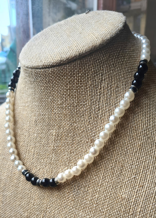 Collar unisex cuentas de Perlas, Discos de Arcilla y Acero, y Ónix. Posa sobre cuello.