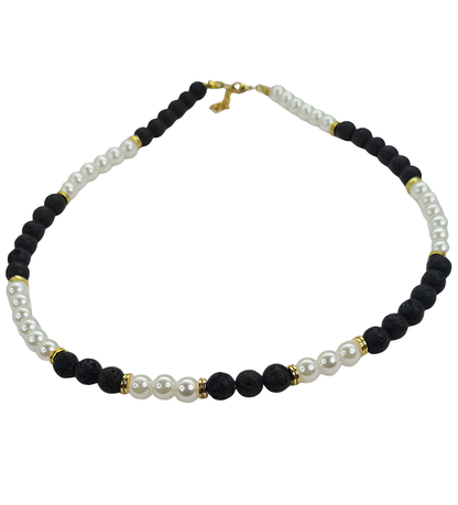 Collar unisex cuentas de Perlas, acero y Lava volcánica negra. Posa sobre fondo blanco.