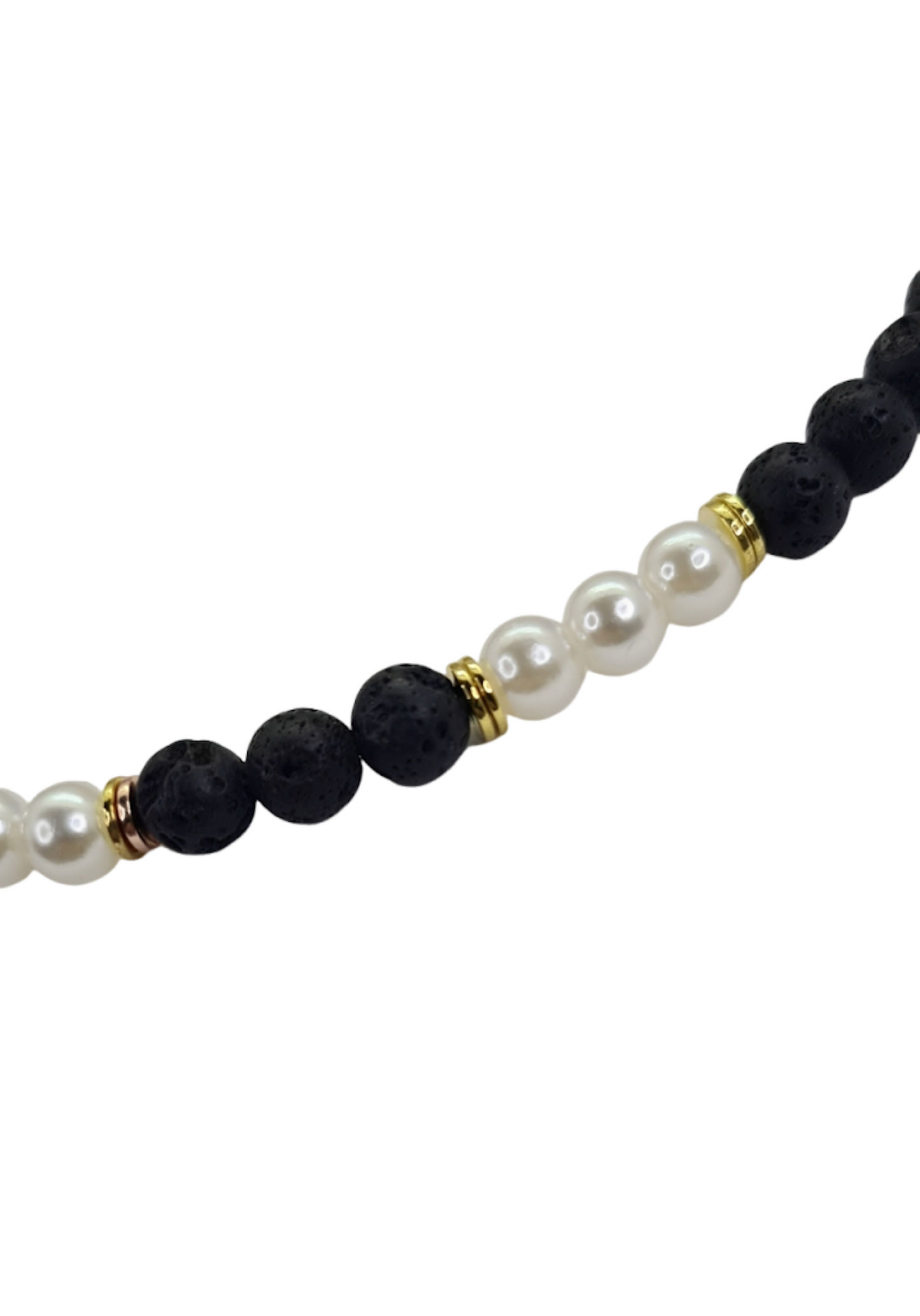 Collar unisex cuentas de Perlas, acero y Lava volcánica negra. Posa sobre fondo blanco.