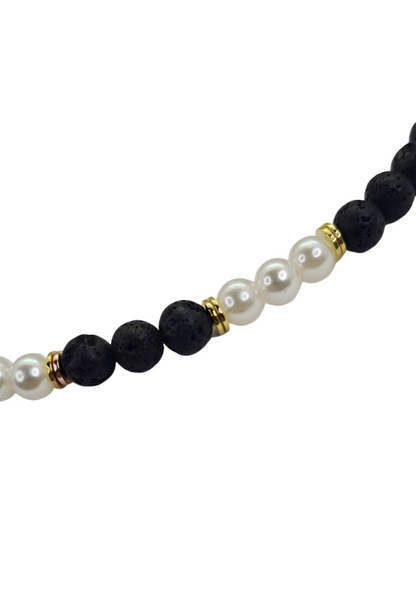 Collar unisex cuentas de Perlas, acero y Lava volcánica negra. Posa sobre fondo blanco.