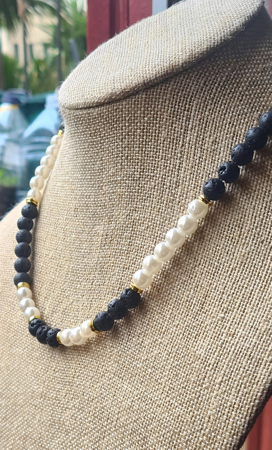 Collar unisex cuentas de Perlas, acero y Lava volcánica negra. Posa sobre cuello.