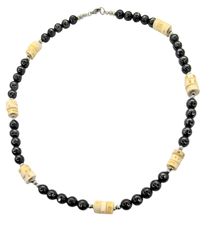Collar unisex completo de hematita y piezas de hueso de pescado con cierre de mosquetón.