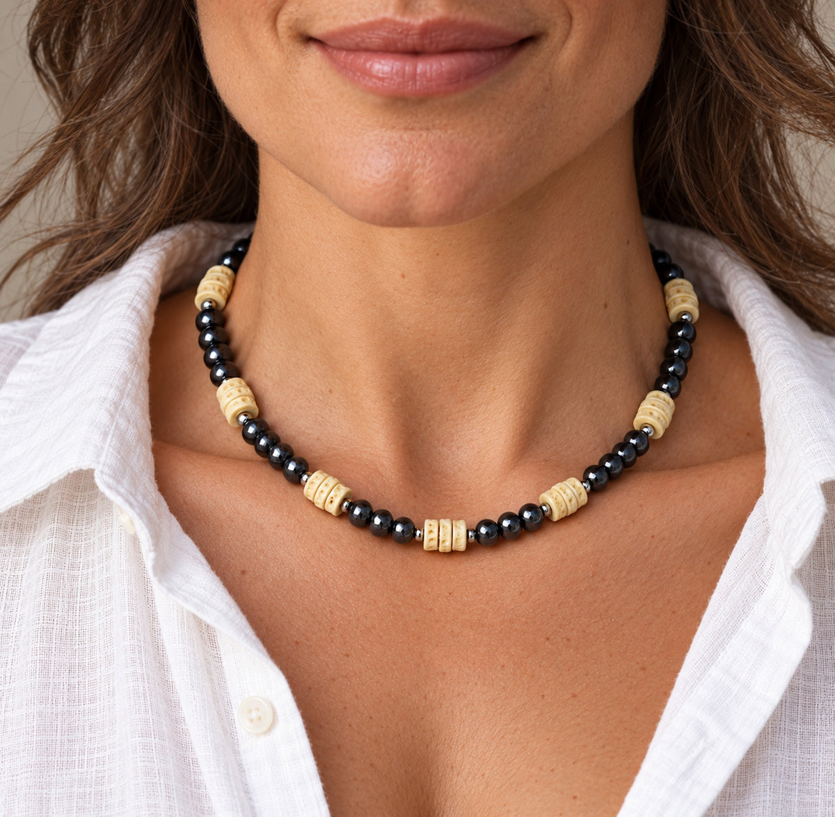 Mujer llevando collar unisex de hematita y hueso de pescado de 50 cm.