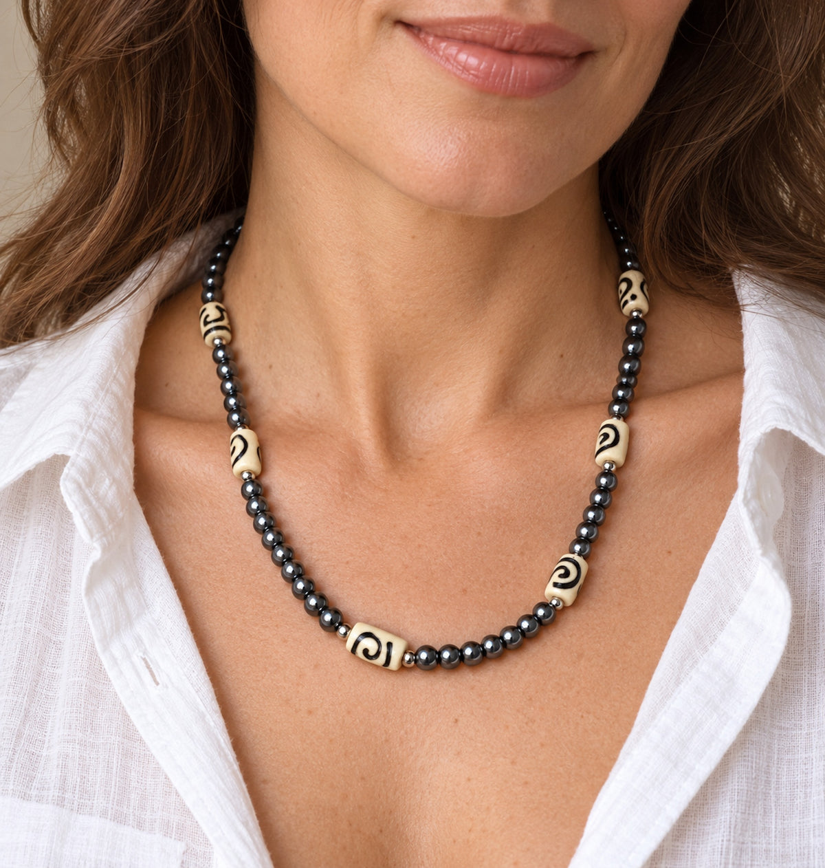 Fotografía femenina con el collar puesto.