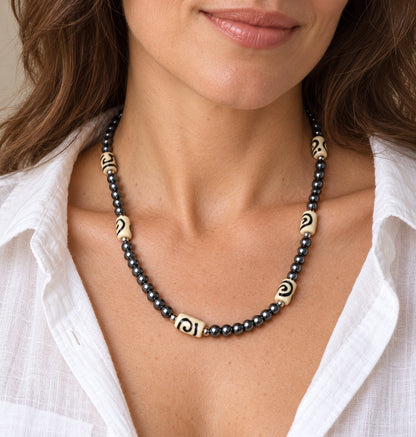 Fotografía femenina con el collar puesto.
