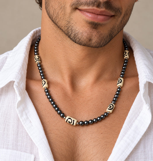 Fotografía masculina con el collar puesto.