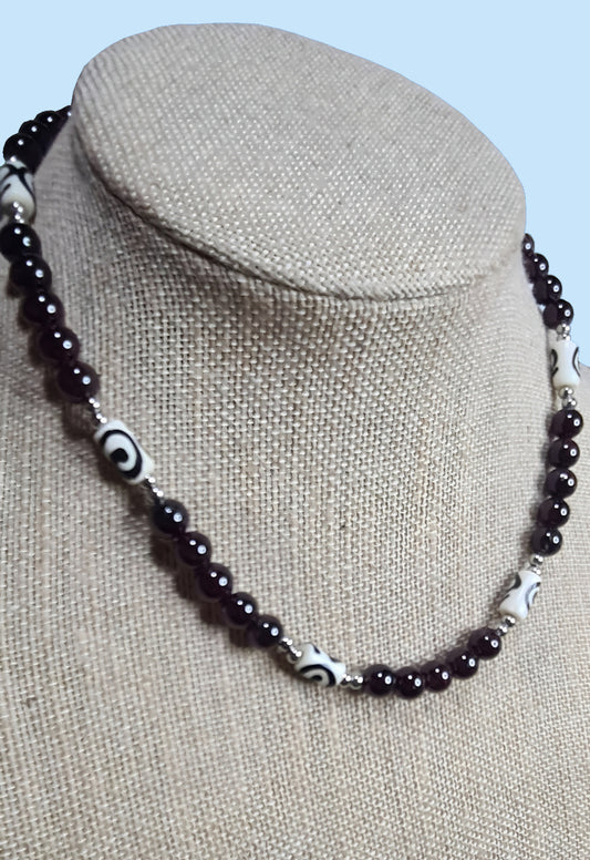Collar para Hombre con cuentas de Granate y Hueso de Yak. Posa sobre cuello.