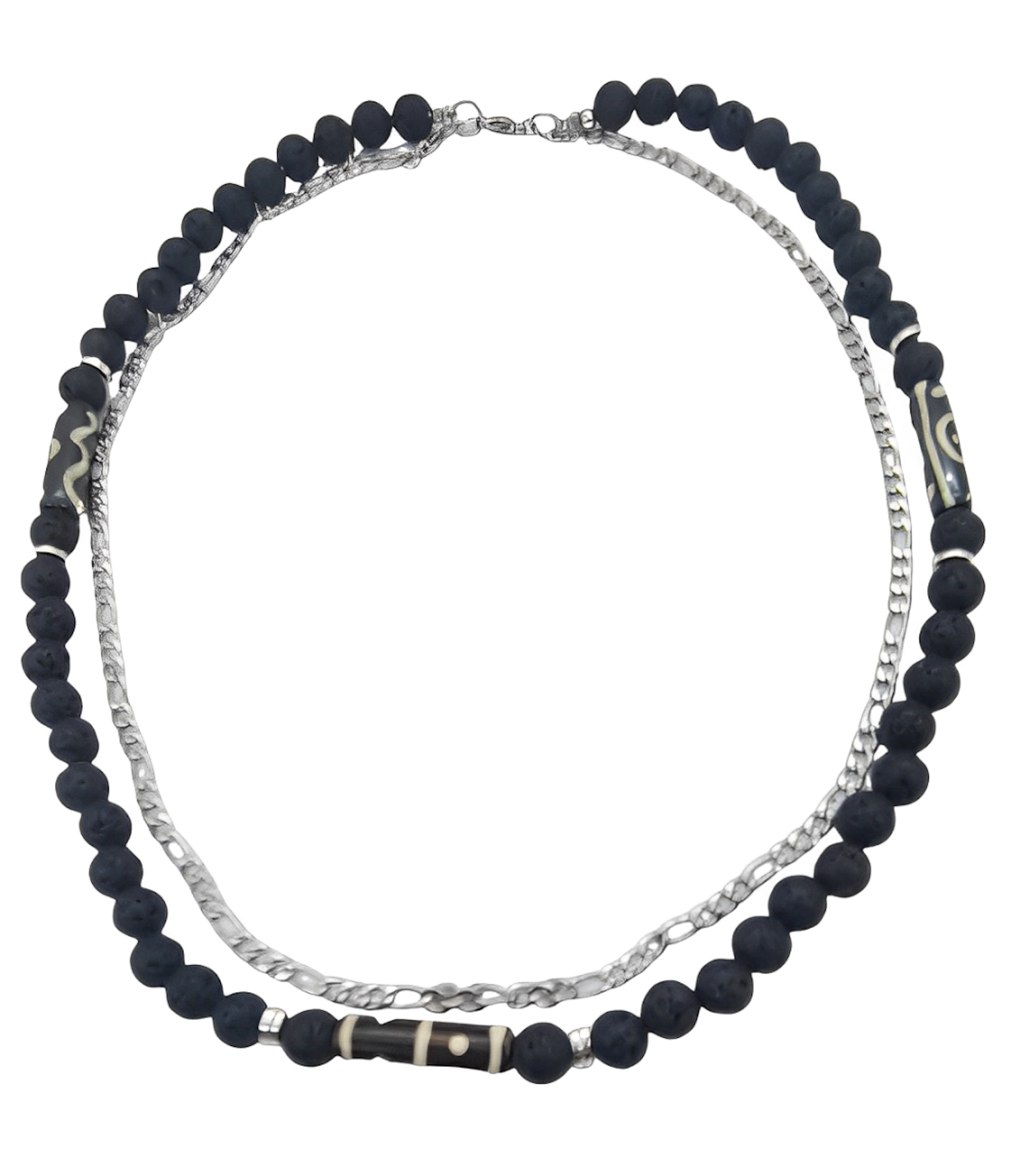 Collar Hombre Lava Negra, Hueso de Yak y Cadena Fígaro. Posa sobre fondo blanco.