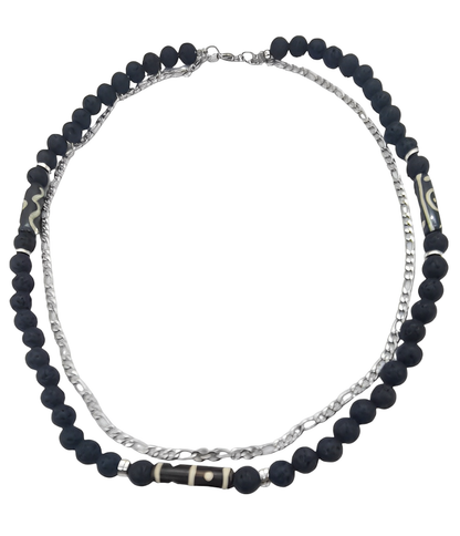 Collar Hombre Lava Negra, Hueso de Yak y Cadena Fígaro. Posa sobre fondo blanco.