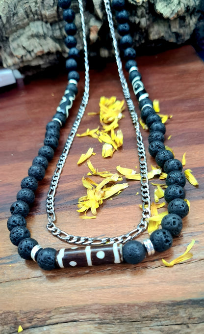 Collar Hombre Lava Negra, Hueso de Yak y Cadena Fígaro. Posa sobre madera.