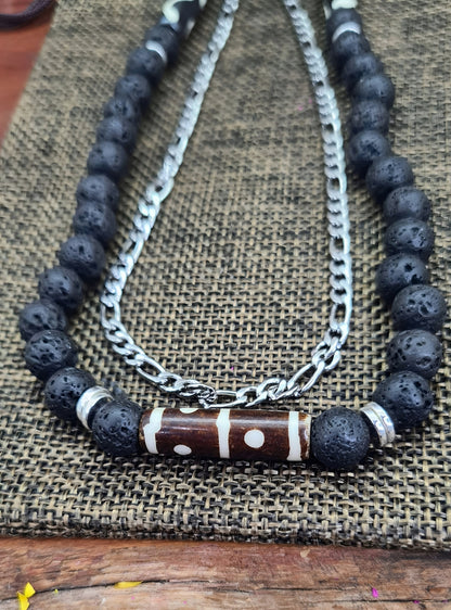 Collar Hombre Lava Negra, Hueso de Yak y Cadena Fígaro. Posa sobre saquito.