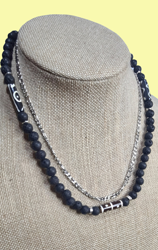 Collar Hombre Lava Negra, Hueso de Yak y Cadena Fígaro. Posa sobre cuello.