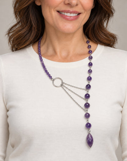 Mujer con collar largo de amatista y diseño asimétrico con aro.