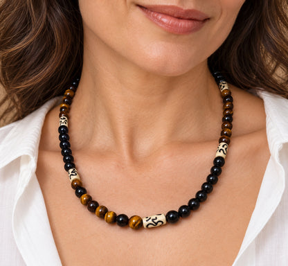 Mujer llevando collar unisex de ónix, ojo de tigre y hueso de Yak.