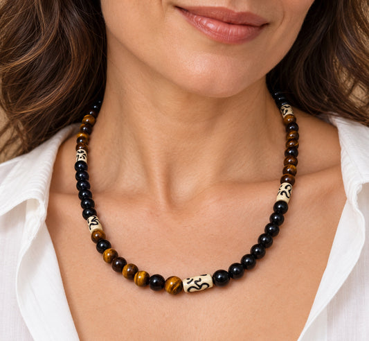 Mujer llevando collar unisex de ónix, ojo de tigre y hueso de Yak.