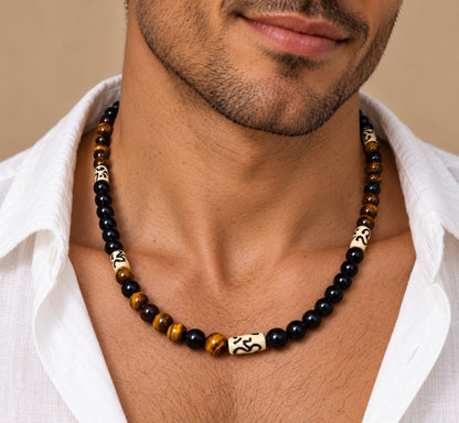 Hombre llevando collar de ojo de tigre, ónix y piezas de hueso de Yak.