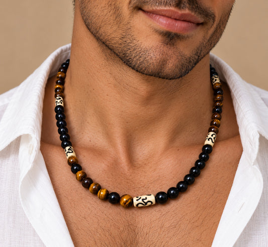 Hombre llevando collar de ojo de tigre, ónix y piezas de hueso de Yak.