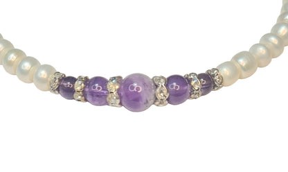 Collar de perlas con centro de cuentas de amatista y separadores brillantes.