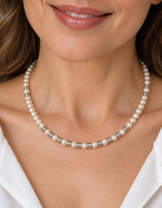 Collar de perlas blancas de 5 mm con separadores metálicos plateados.