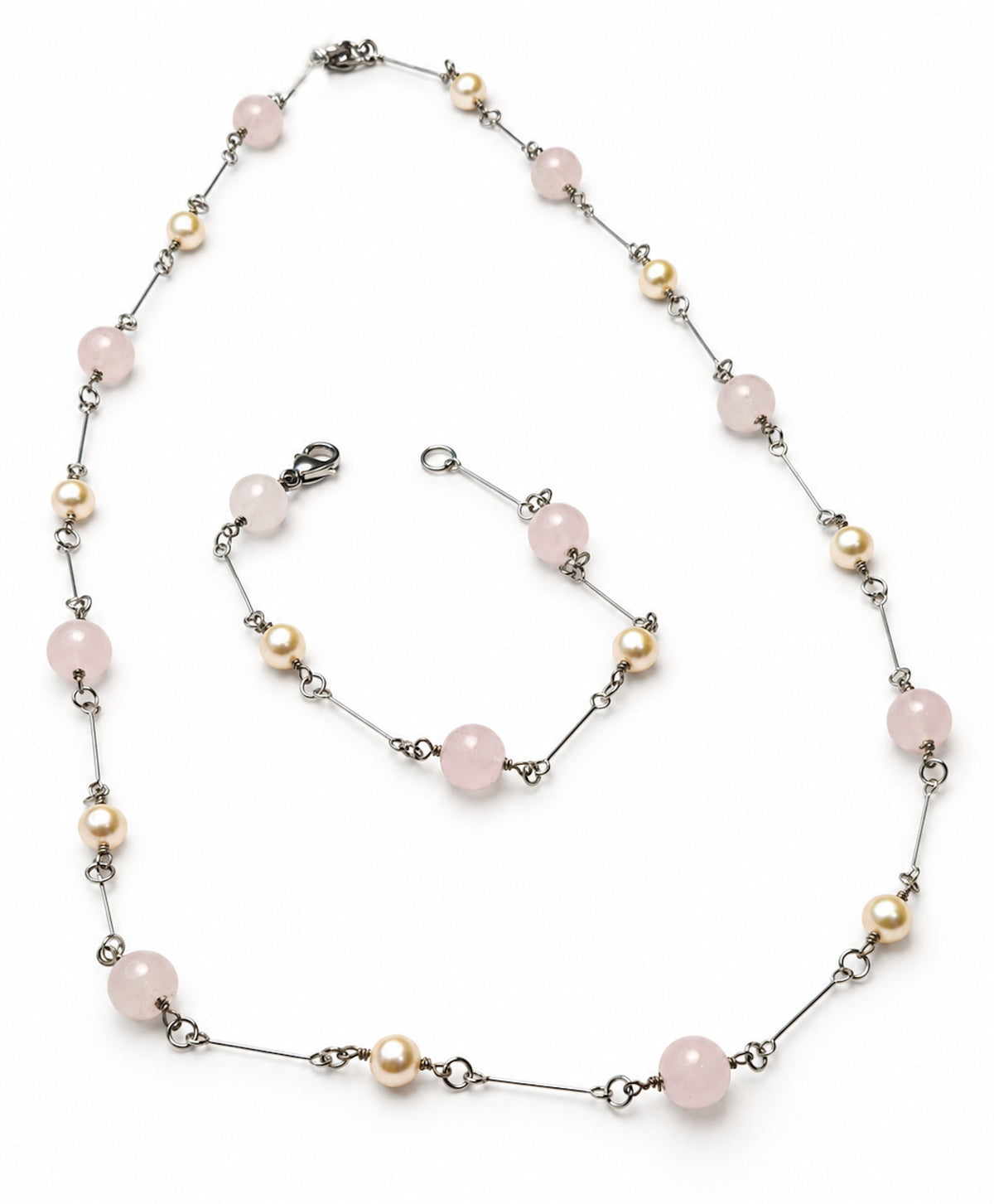 Collar largo de cuarzo rosa y perlas con pulsera a juego.