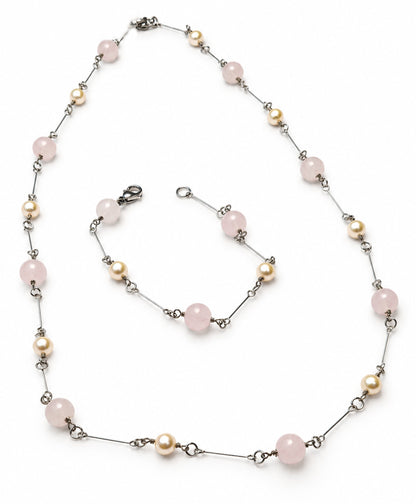 Collar largo de cuarzo rosa y perlas con pulsera a juego.