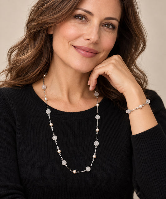 Mujer con collar largo de cuarzo rosa y perlas y pulsera a juego.