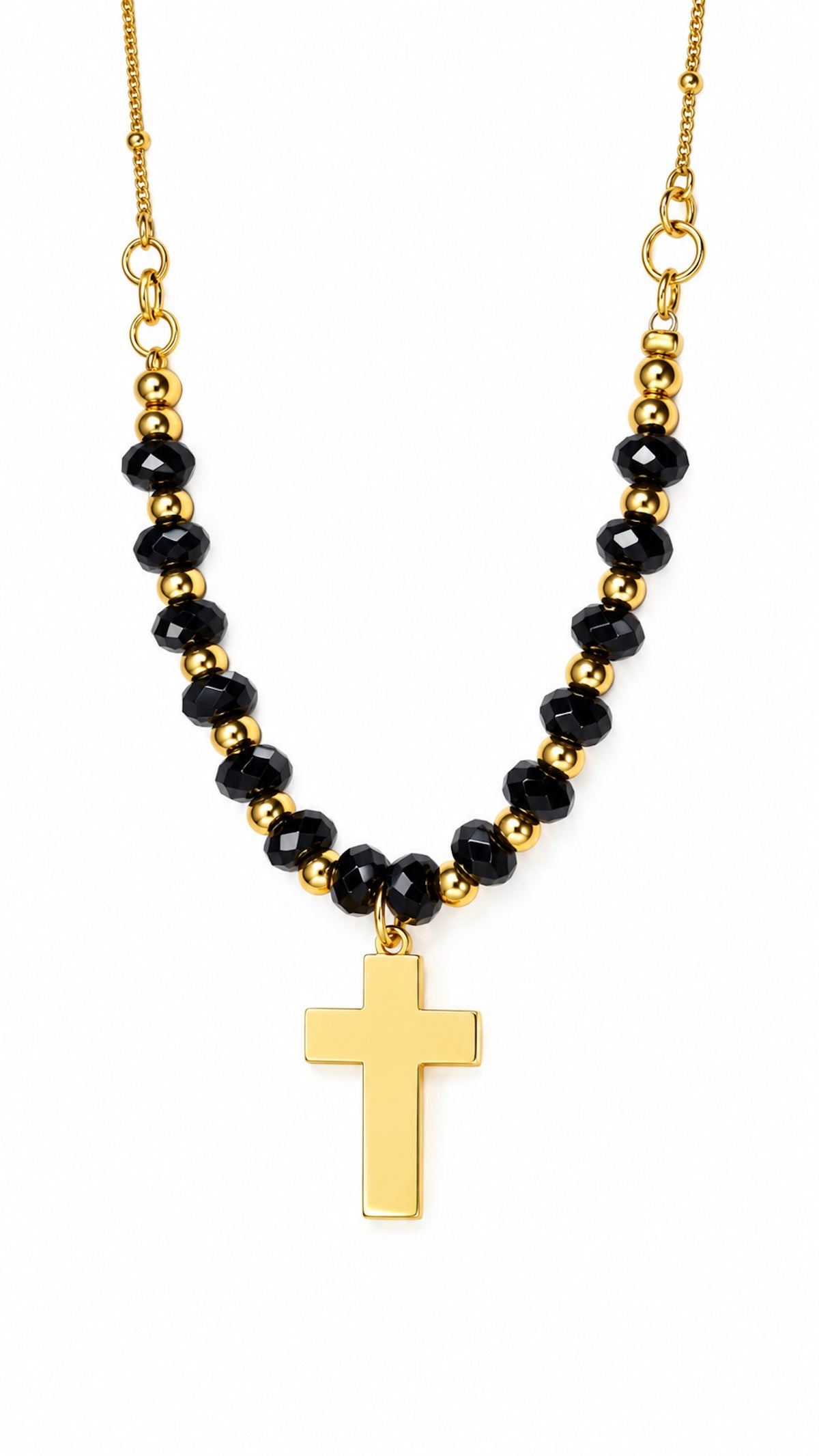 Collar con cruz dorada, cuentas de ónix negro y detalles de acero dorado sobre fondo blanco.