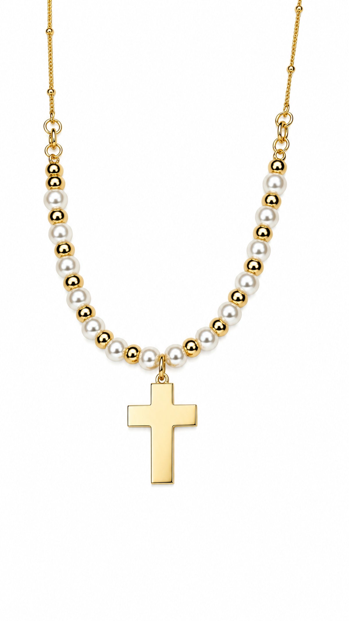 Collar con cruz dorada, perlas blancas y detalles de acero dorado sobre fondo blanco.