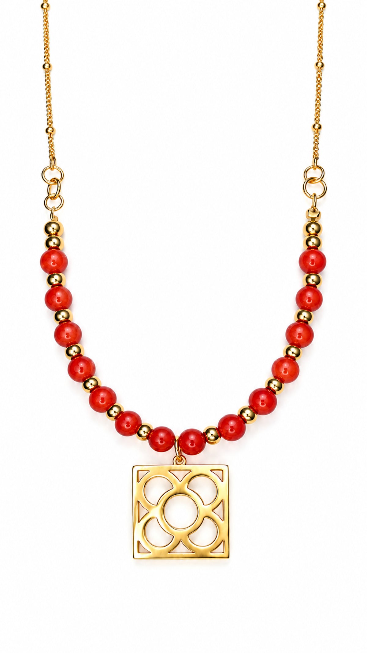 Collar Flor de Barcelona dorado con cuentas de coral manzana rojo sobre fondo blanco.