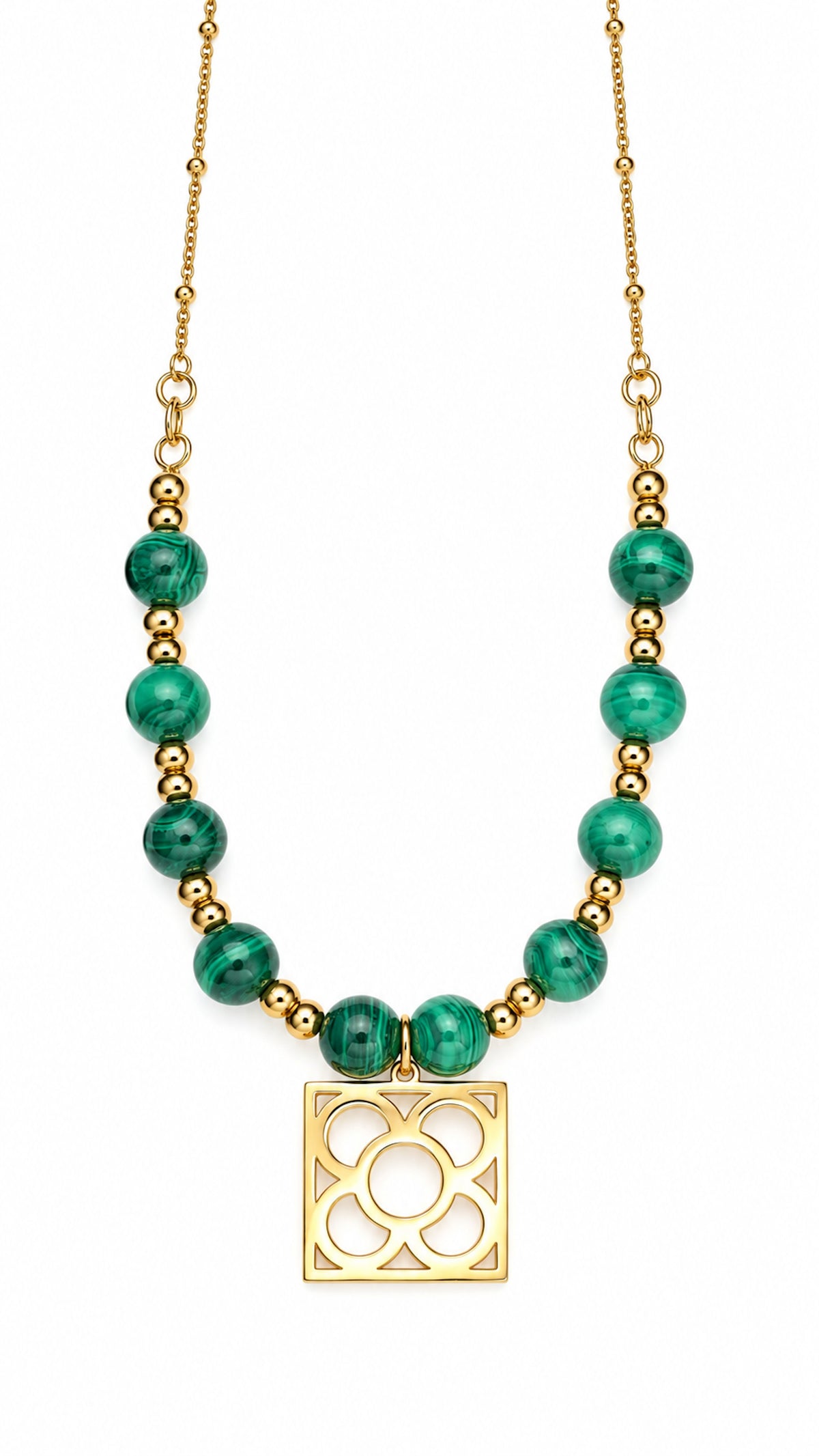 Collar Flor de Barcelona dorado con cuentas de malaquita verde sobre fondo blanco.