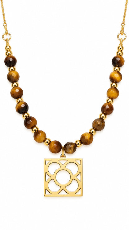 Collar Flor de Barcelona dorado con cuentas de ojo de tigre en tonos marrones sobre fondo blanco.