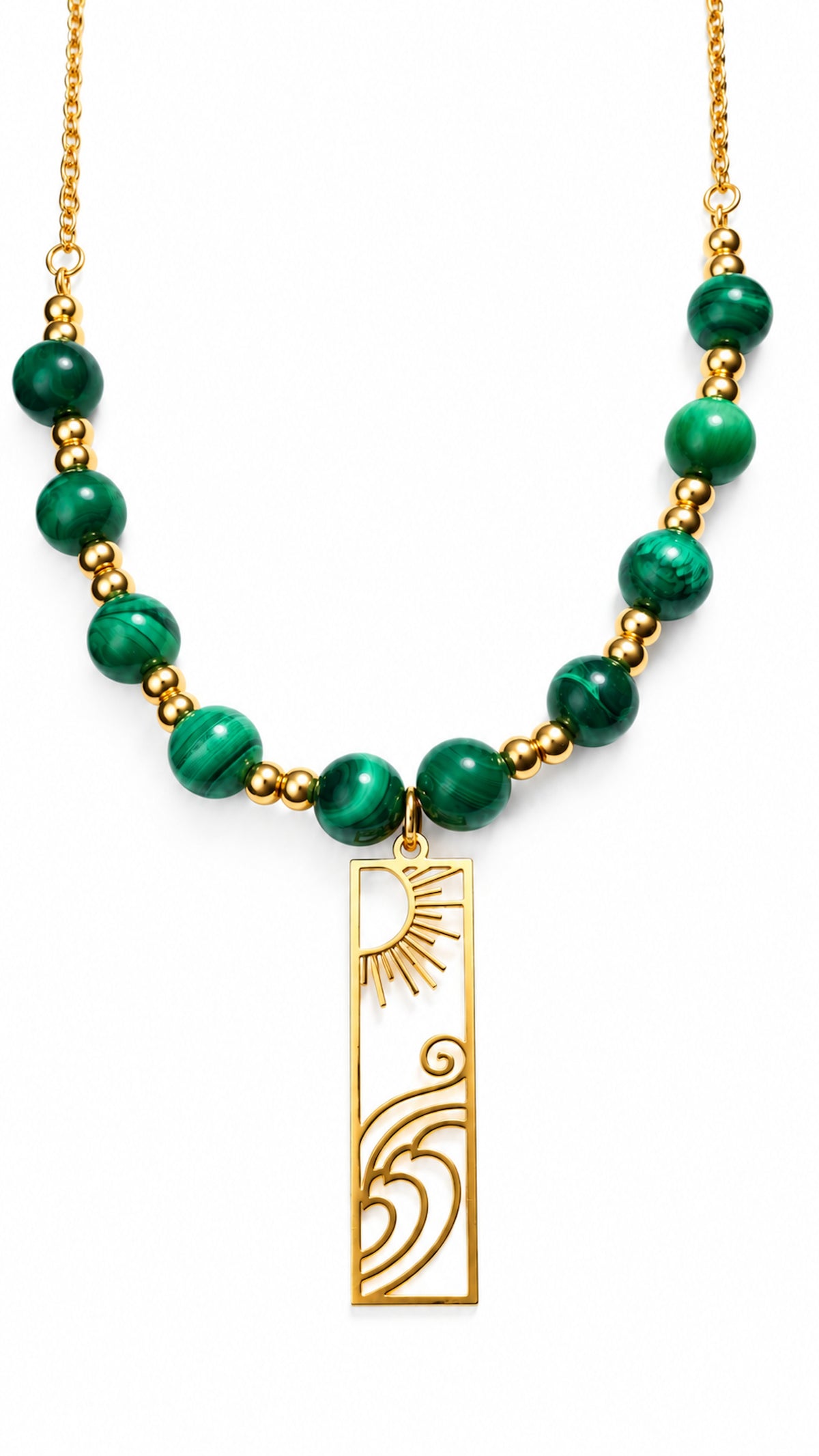Collar de malaquita verde con colgante rectangular dorado de sol y olas.