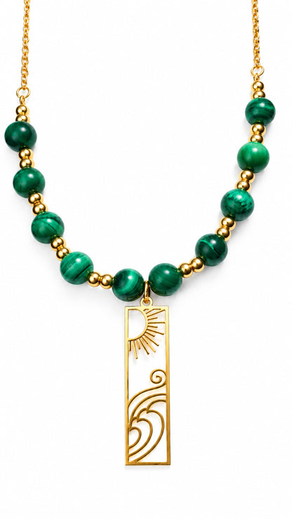 Collar de malaquita verde con colgante rectangular dorado de sol y olas.
