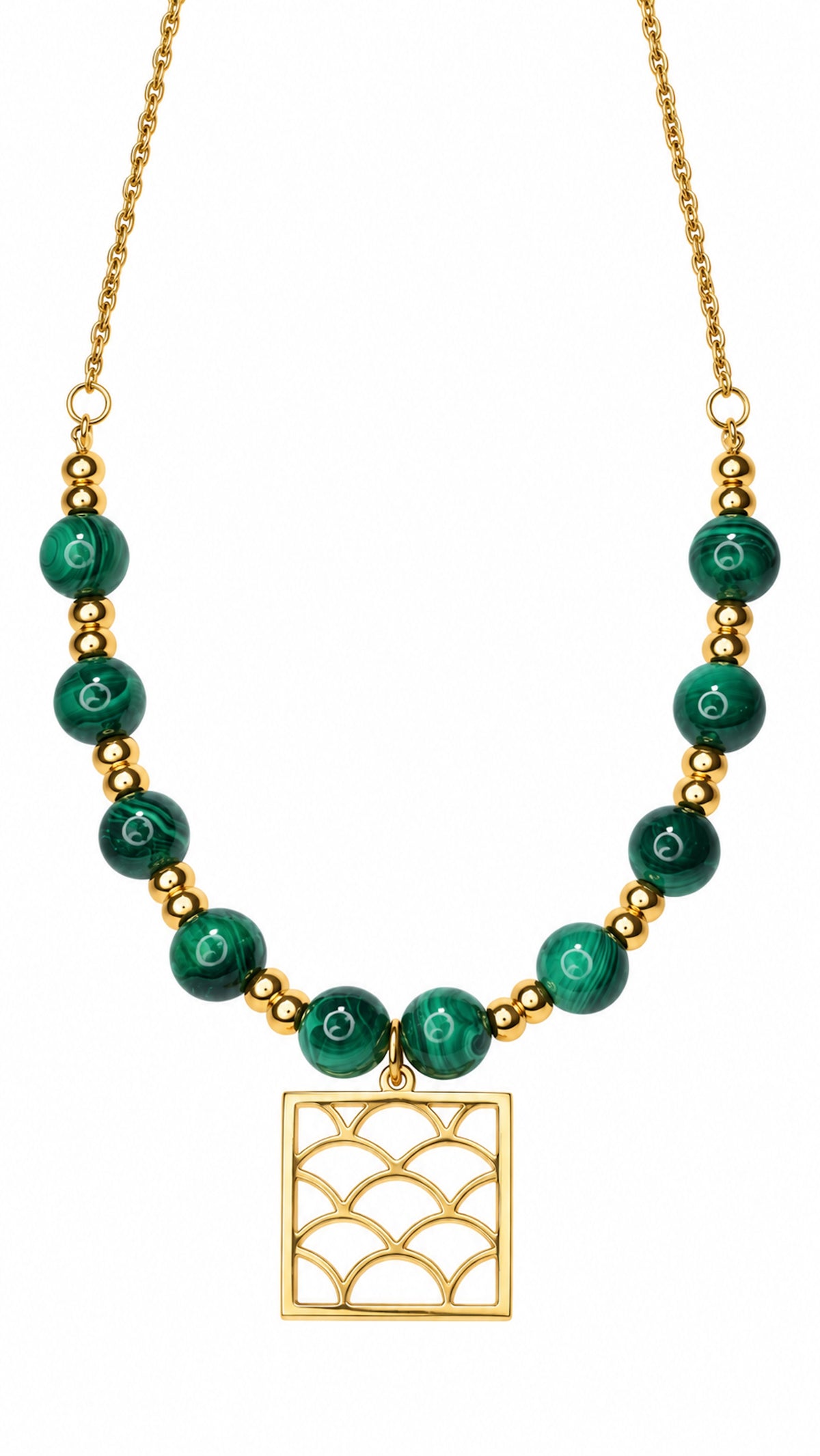 Collar de malaquita verde con colgante cuadrado dorado de ondas.