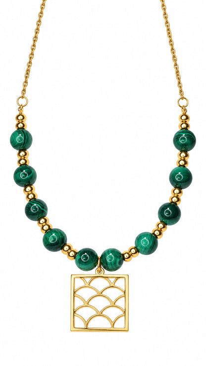 Collar de malaquita verde con colgante cuadrado dorado de ondas.