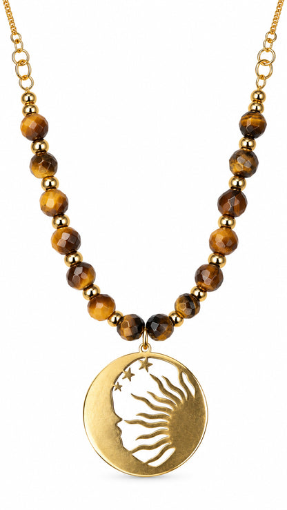 Collar de ojo de tigre con detalles dorados y colgante redondo de Sol y Luna.